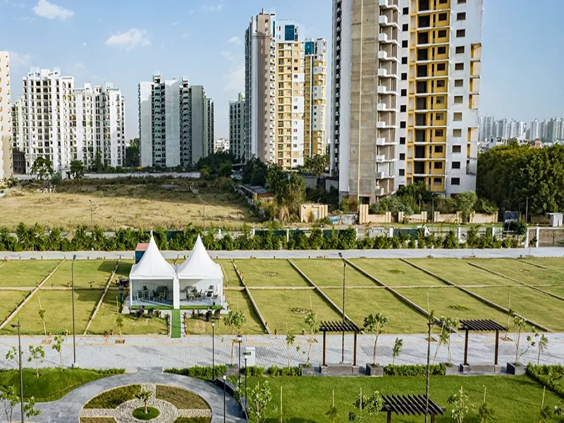 Pardos Sakura swimming pool and landscaped outdoor amenities in Gurgaon